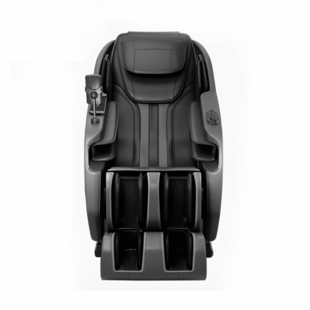 Eakas inimene kasutamas tõusmise abiga massaažitooli Assist, mis toetab mugavat püsti tõusmist ja kehaasendit.