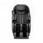 Eakas inimene kasutamas tõusmise abiga massaažitooli Assist, mis toetab mugavat püsti tõusmist ja kehaasendit.