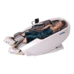 4D-spaa massaažitool külgvaates kasutuses – spaa massaaž kodus mugavas lamavas asendis