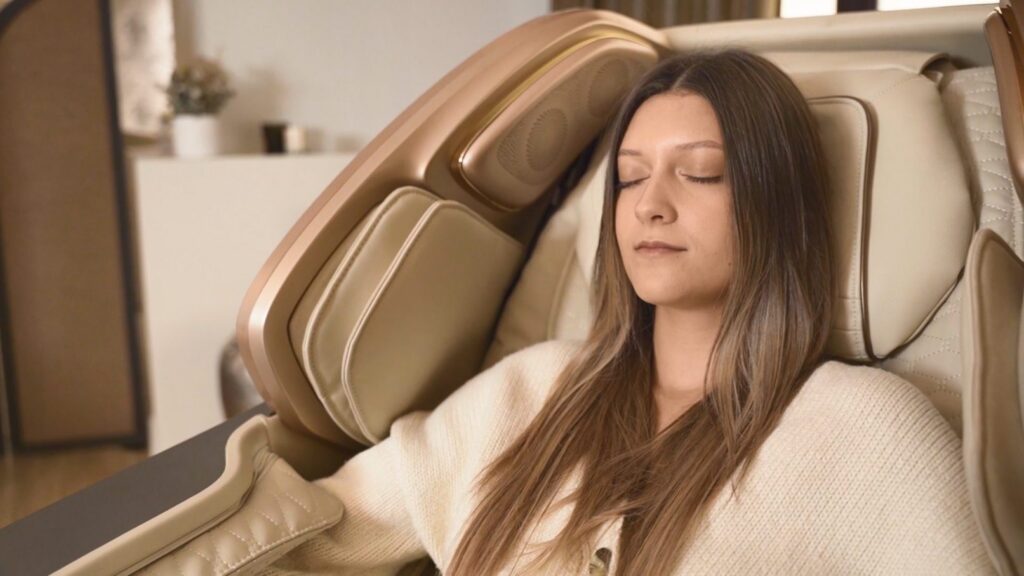 Inimene lõõgastumas Bodyfriend Medical Phantom massaažitoolis – kaela ja õlgade lõdvestus