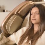 Inimene lõõgastumas Bodyfriend Medical Phantom massaažitoolis – kaela ja õlgade lõdvestus