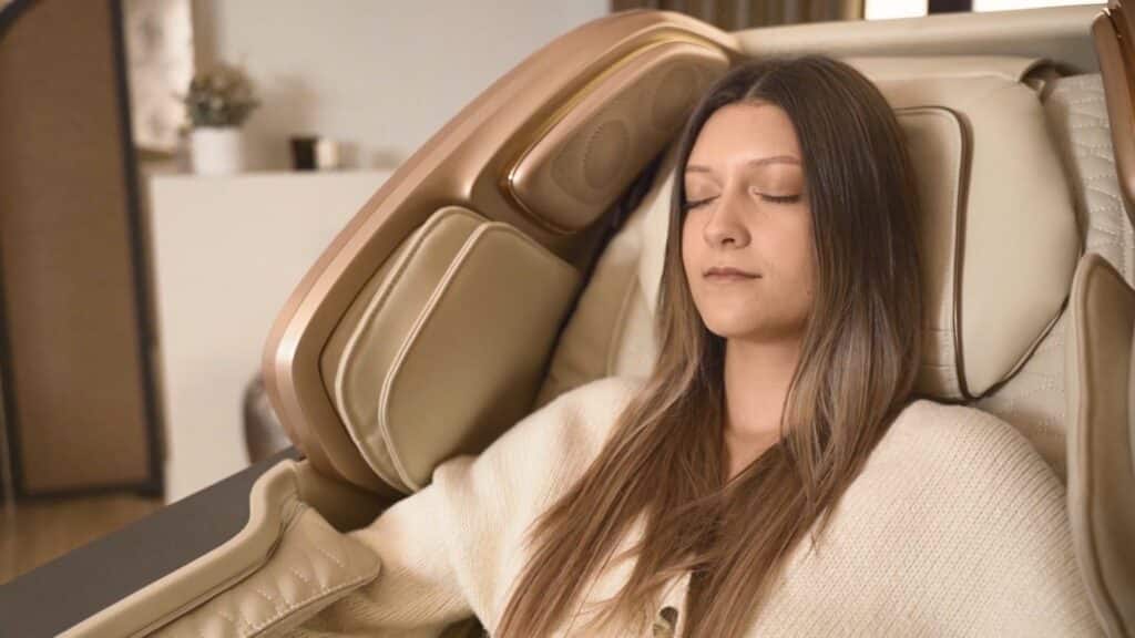 Человек расслабляется в массажном кресле Bodyfriend Medical — расслабление шеи и плеч