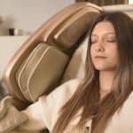 Человек расслабляется в массажном кресле Bodyfriend Medical — расслабление шеи и плеч